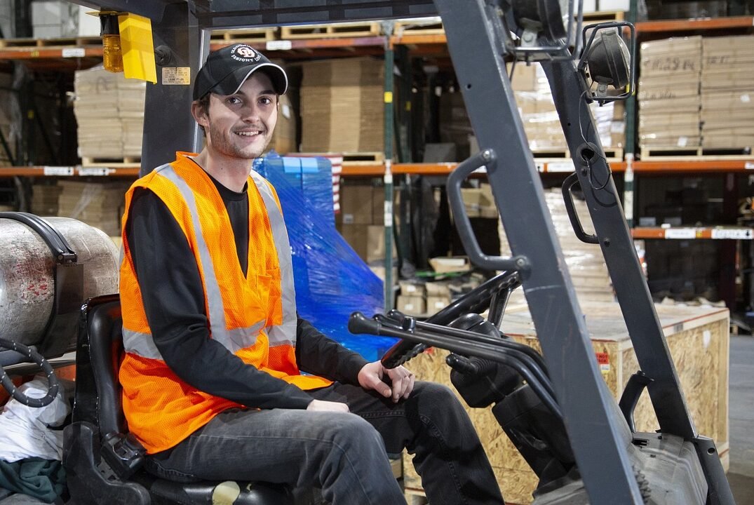 forklift, worker, warehouse-4074234.jpg